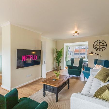 4 Bed City House With Private Garden And Parking Winchester Buitenkant foto