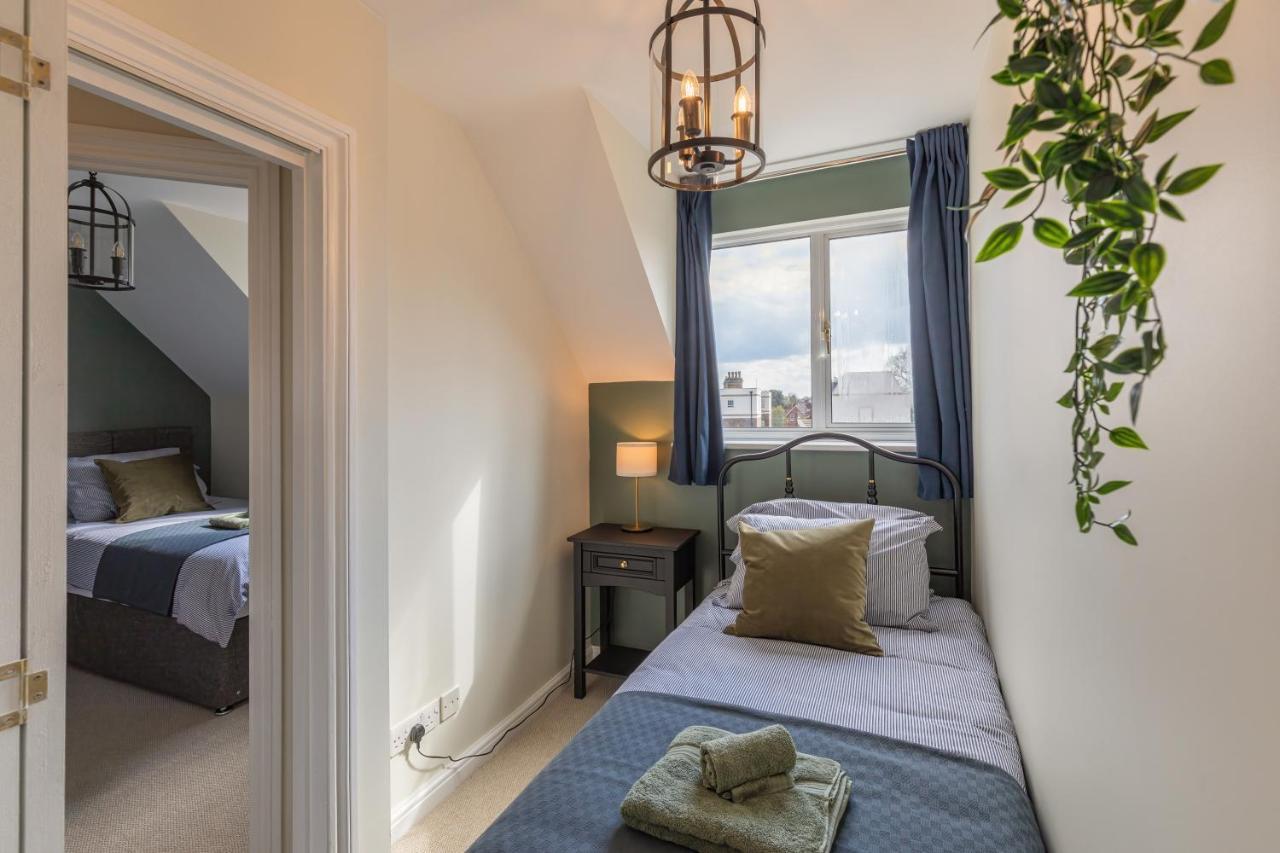 4 Bed City House With Private Garden And Parking Winchester Buitenkant foto