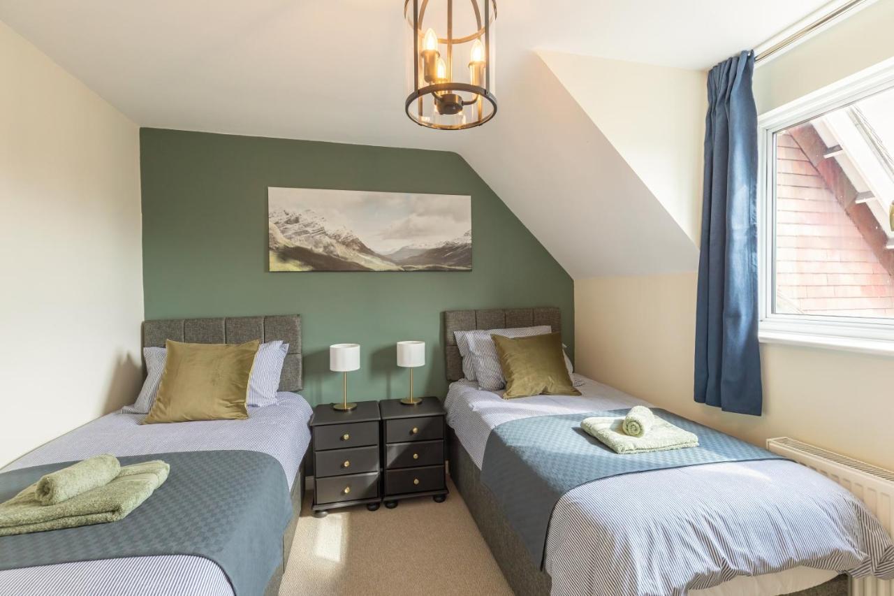 4 Bed City House With Private Garden And Parking Winchester Buitenkant foto