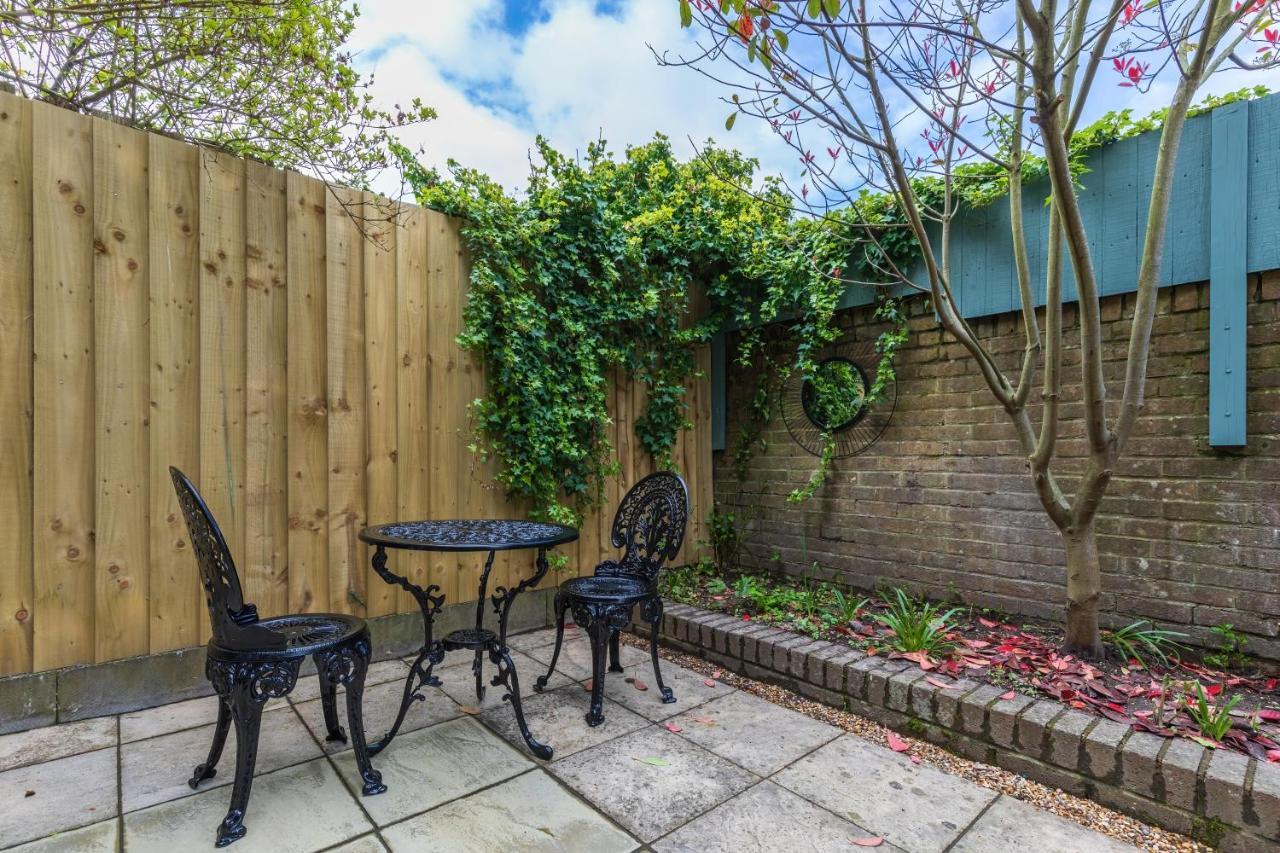 4 Bed City House With Private Garden And Parking Winchester Buitenkant foto