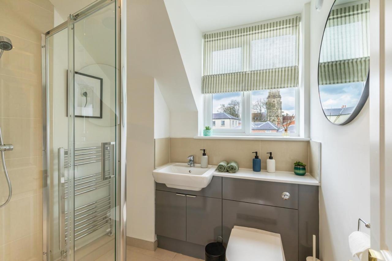 4 Bed City House With Private Garden And Parking Winchester Buitenkant foto