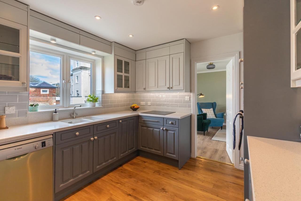 4 Bed City House With Private Garden And Parking Winchester Buitenkant foto