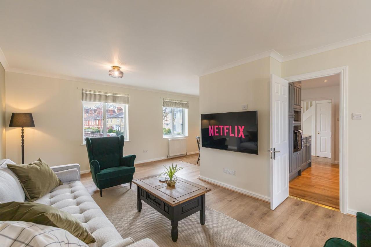 4 Bed City House With Private Garden And Parking Winchester Buitenkant foto