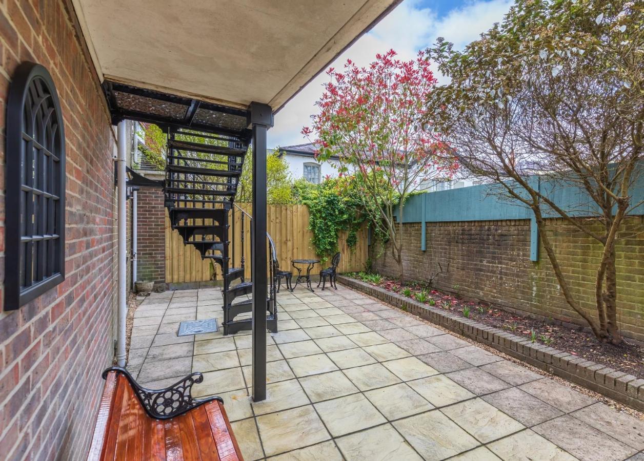 4 Bed City House With Private Garden And Parking Winchester Buitenkant foto