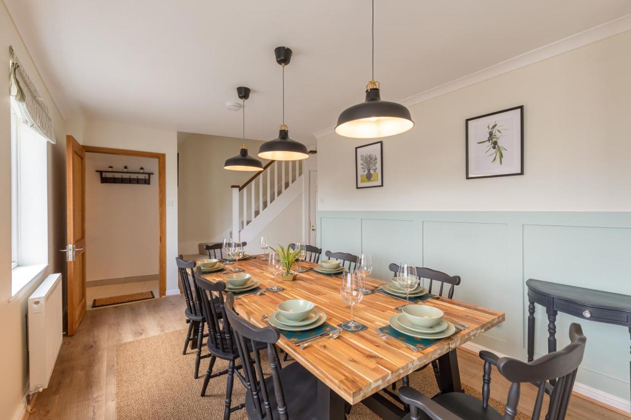 4 Bed City House With Private Garden And Parking Winchester Buitenkant foto