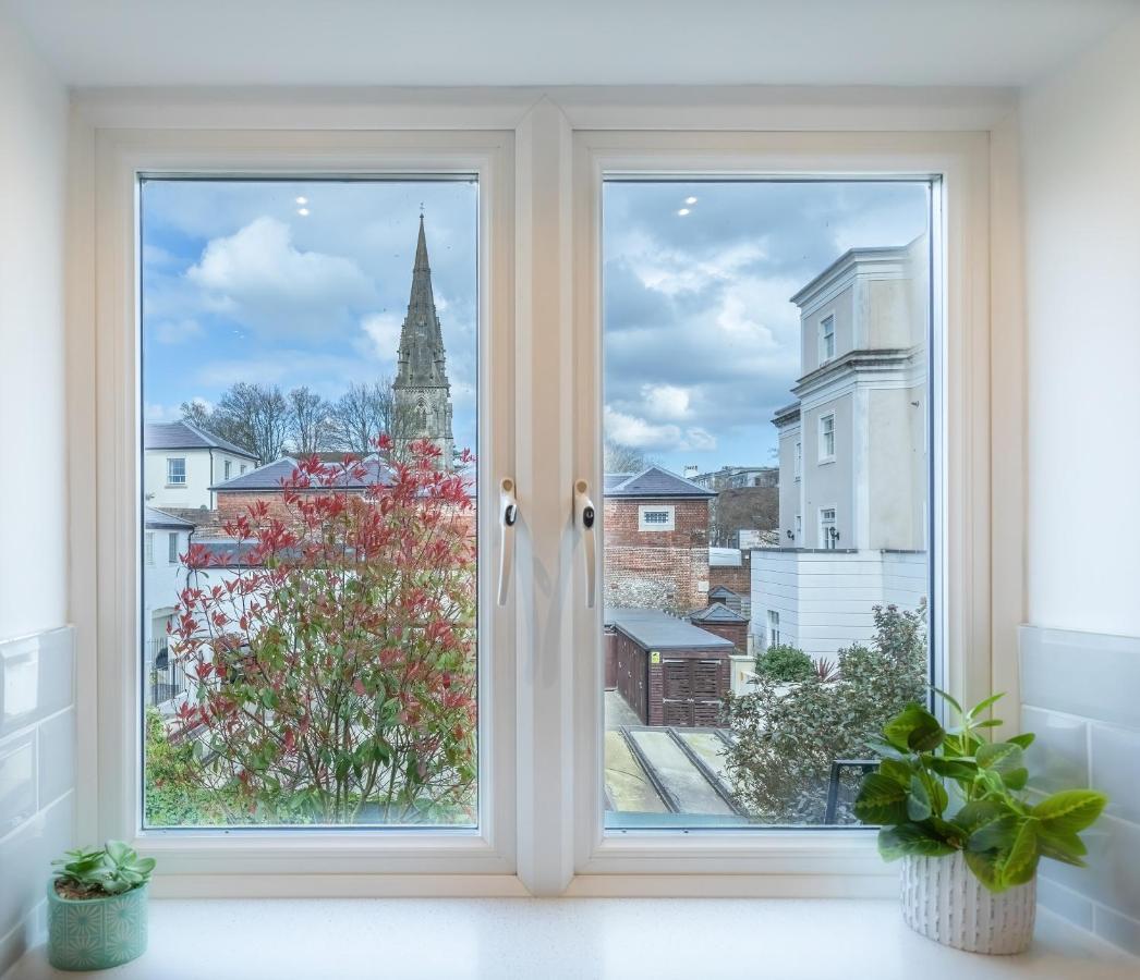 4 Bed City House With Private Garden And Parking Winchester Buitenkant foto