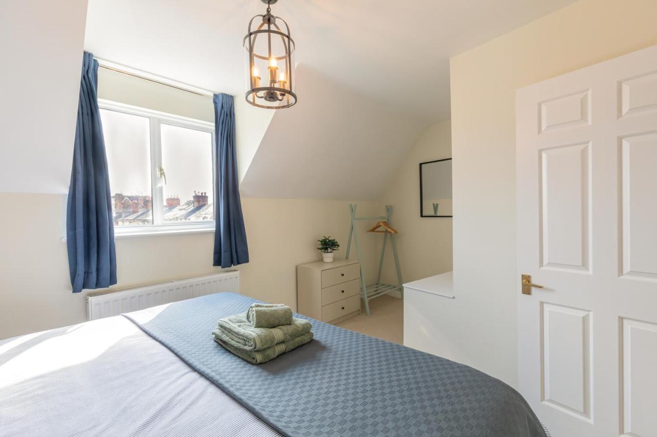 4 Bed City House With Private Garden And Parking Winchester Buitenkant foto