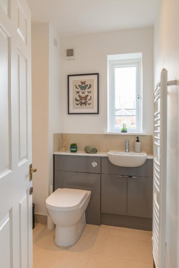4 Bed City House With Private Garden And Parking Winchester Buitenkant foto