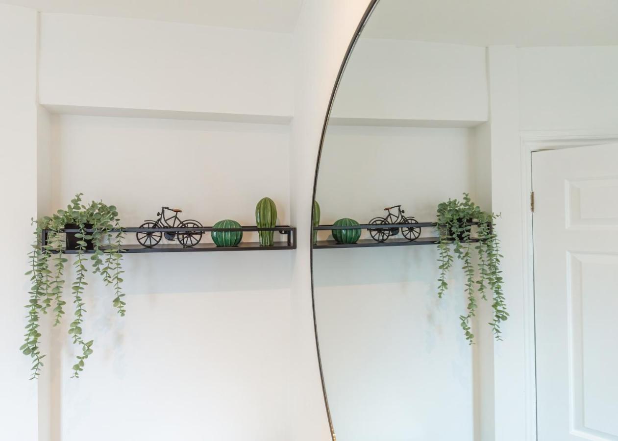 4 Bed City House With Private Garden And Parking Winchester Buitenkant foto