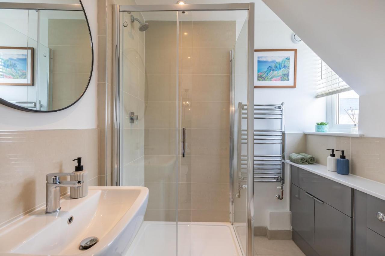 4 Bed City House With Private Garden And Parking Winchester Buitenkant foto