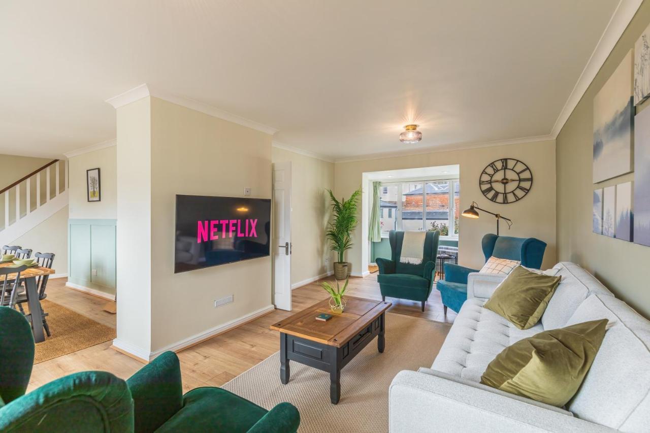 4 Bed City House With Private Garden And Parking Winchester Buitenkant foto